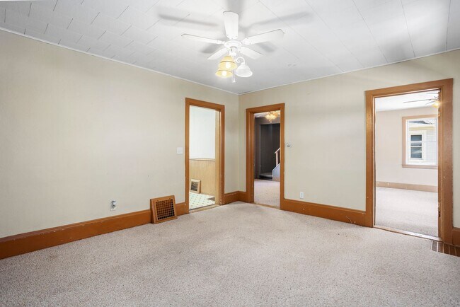 Building Photo - 3 Bedroom Menasha House