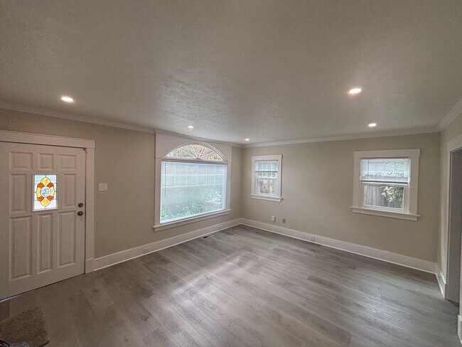 Building Photo - Newly updated 3 Bedroom 2 Bathroom Single Level Home in Santa Rosa's Junior College Area