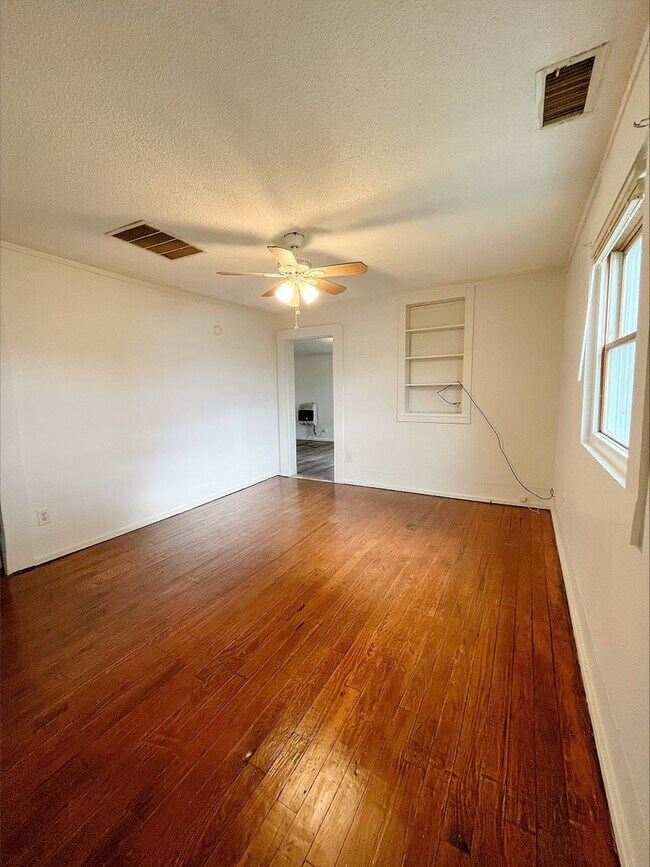 Building Photo - 2 Bedroom House