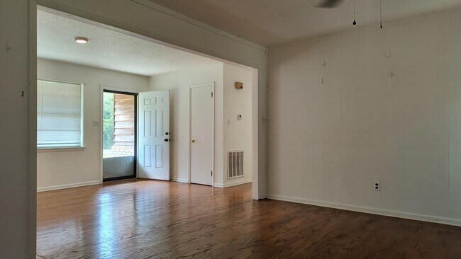 Foto del edificio - 1205 Ruby Dr