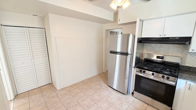 Foto del edificio - 5706 N Maplewood Ave