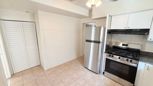 Building Photo - 5706 N Maplewood Ave