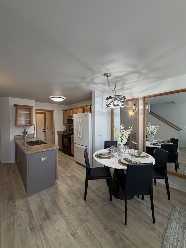 Building Photo - 574 Killarney St