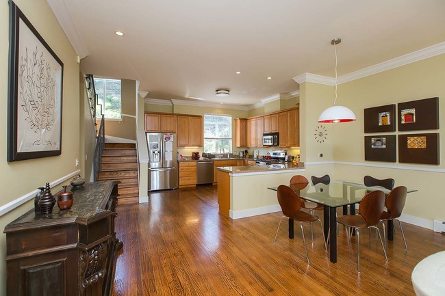 Foto del edificio - Stunning House-Like Condo with Views