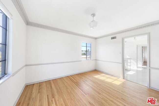 Building Photo - 1033 S Tremaine Ave