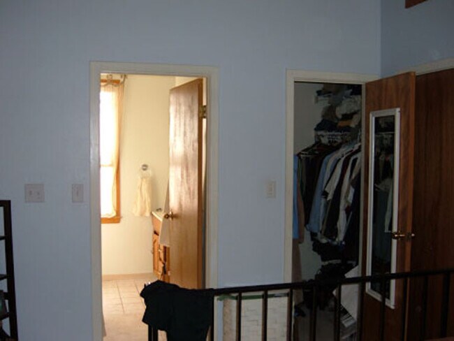 Baño/Vestidor - 813 S Rose St