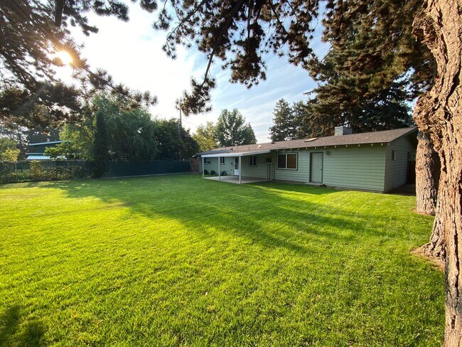 Building Photo - Radio Hill Home with Beautiful Lawn for Rent!
