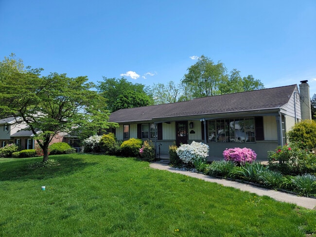 Building Photo - 1404 Carlton Dr
