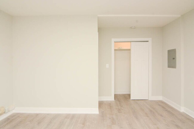 Building Photo - 4549 N Damen Ave