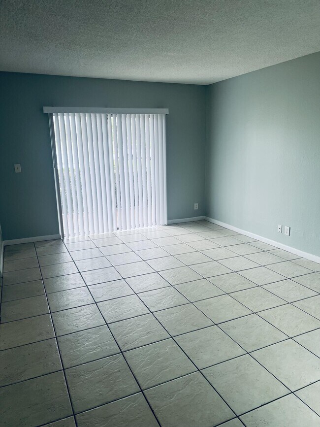 Building Photo - 1564 SE Royal Green Cir