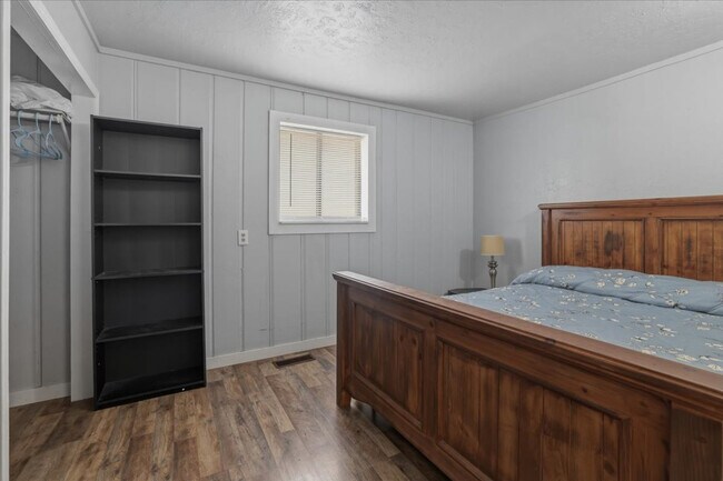 Building Photo - 290 E 4th S