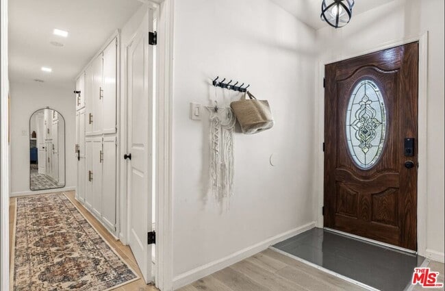 Building Photo - 5700 Vanalden Ave