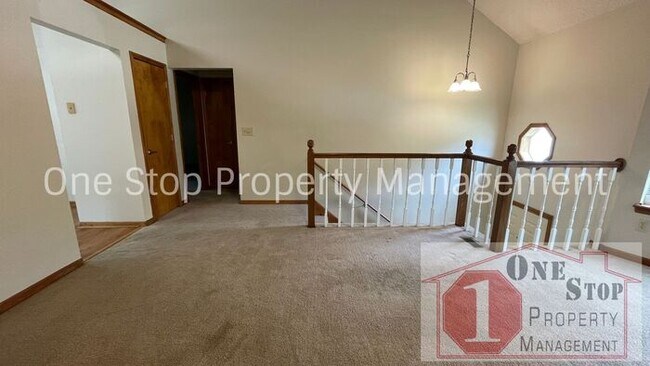 Foto del edificio - Spacious 3 bedroom, 2 bathroom duplex in K...