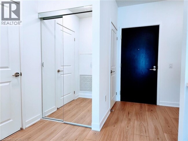 Building Photo - 2007 James St