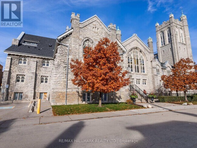 Photo du bâtiment - 384 Sunnyside Ave