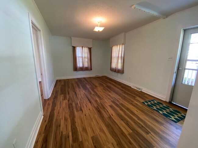 Building Photo - Beautiful 2 bed 1 bath in the heart of Alt...