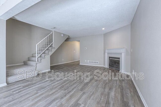 Building Photo - 106 NE Dogwood St