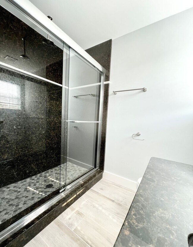 Foto del edificio - MOVE IN READY - FOUR Bedrooms! Master suite on both levels! Great Conway Location!