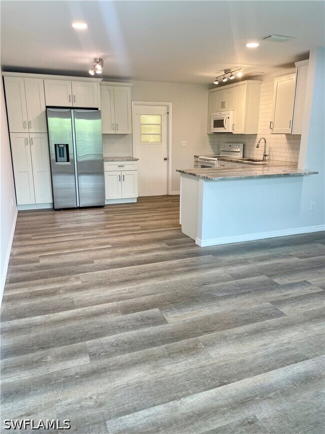 Building Photo - 3183 Poinciana Dr