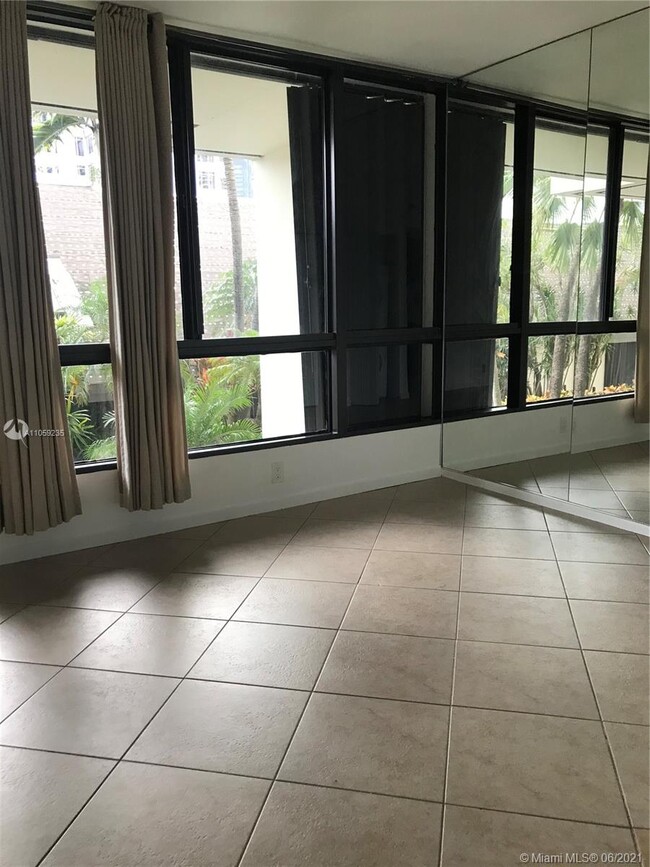 Building Photo - 520 Brickell Key Dr
