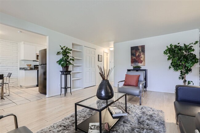 Foto del edificio - 2 Bedroom 1 Bathroom Condo in Cherry Creek!