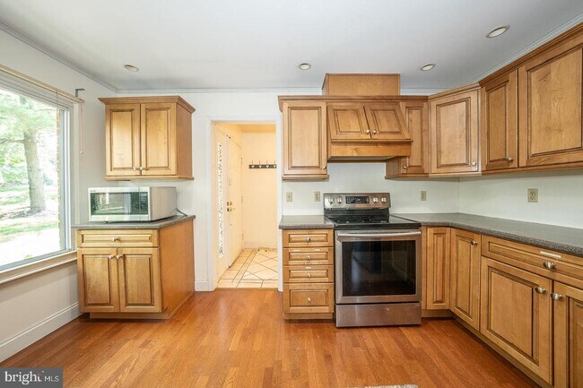 Building Photo - 301 Hanover Ct