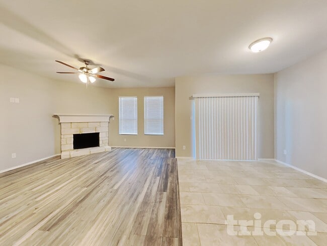 Foto del edificio - 215 Saddlebrook Ln