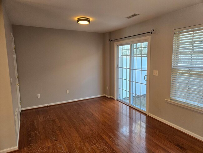 Área de comedor - 127 Park Place Dr