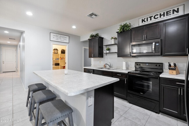 Foto del edificio - 17560 W Patrick Ln