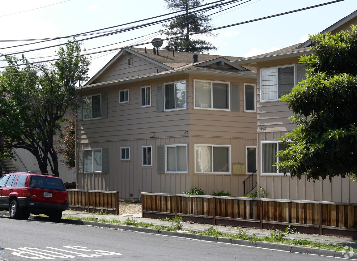 Building Photo - 210 Linden St