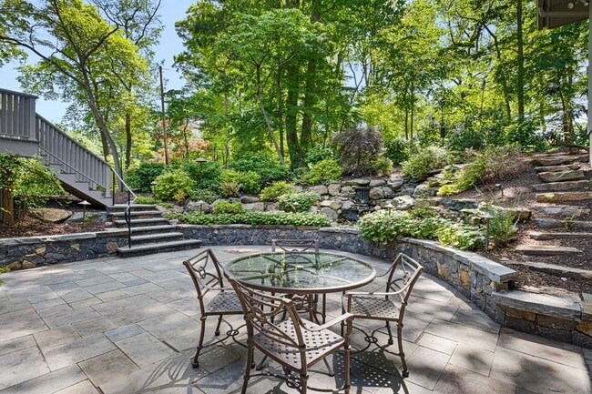 Building Photo - Mid Centurty Modern Home