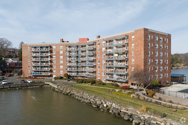 Foto del edificio - Rivercrest Cooperative Residences