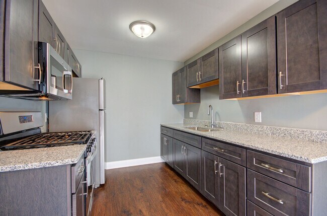 Foto del edificio - 2 bd 1 ba townhome Crest Hill totally redone!