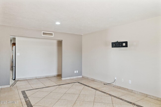 Building Photo - 1661 E Bishop Dr