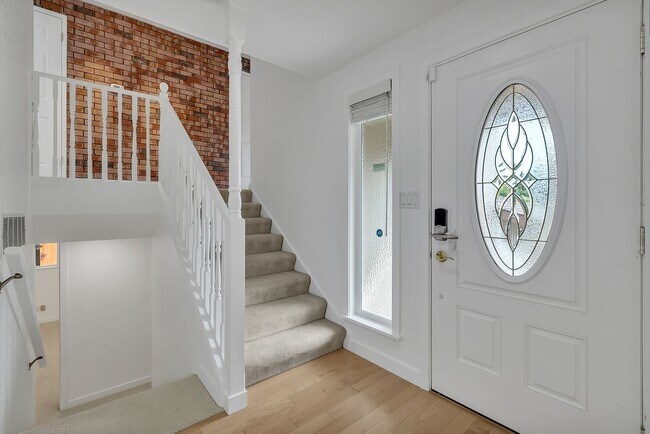 Building Photo - 4 bedroom home in Federal Way with breatht...