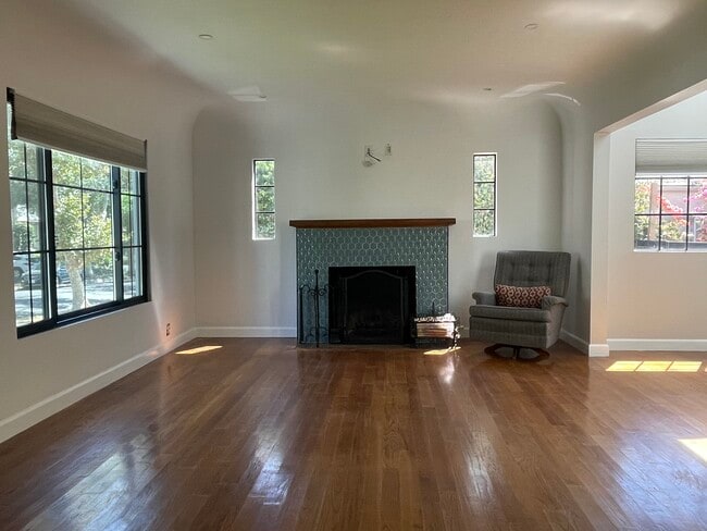 Building Photo - 1039 S Stanley Ave