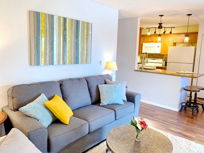 Foto del edificio - Beautiful and Bright, Nicely Furnished top floor Keonekai Villages condo-- recently remodeled and...