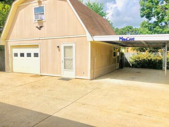 Building Photo - **4 Bed 2 Bath Located in College Grove ** Call the self showing number to schedule a tour 334-36...