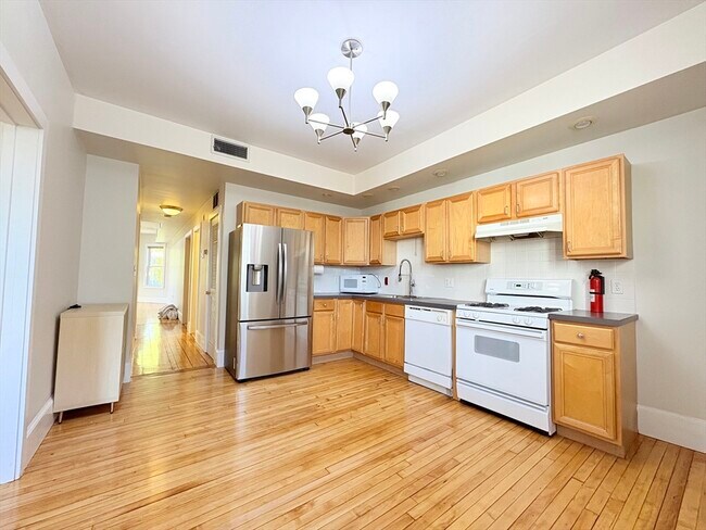 Foto del edificio - 367 Cardinal Medeiros Ave