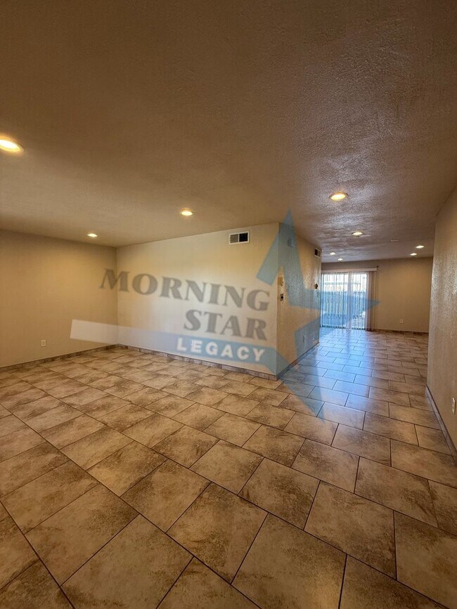 Foto del edificio - 3 Bed Condo W/ yard!