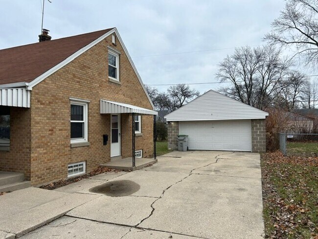 Building Photo - SINGLE FAMILY HOME