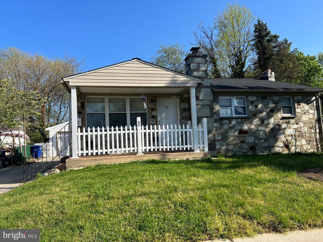 Primary Photo - 40 Collins Ln