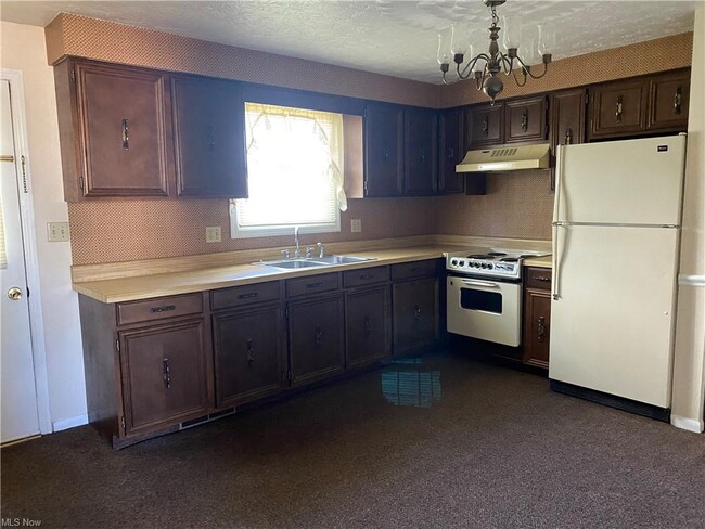 Building Photo - 305 S Tuscarawas Ave