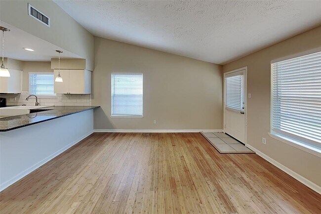 Foto del edificio - 16302 Cypress Point Dr