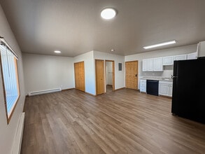 Building Photo - 117 Main St W