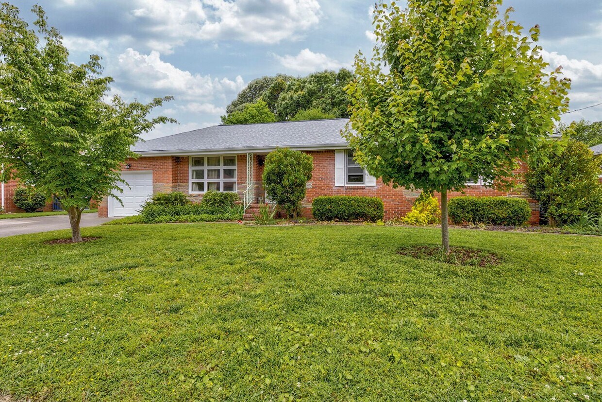 Primary Photo - 3 Bedroom, Meticulously Maintained Updated...