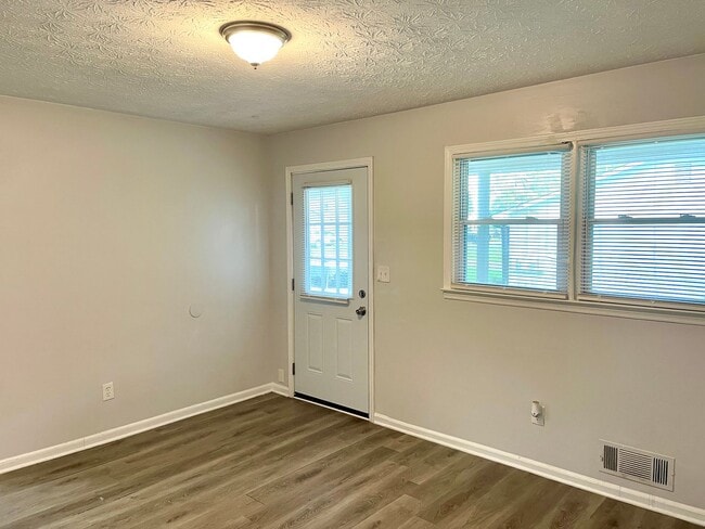 Building Photo - Welcome to this charming 2-bedroom, 1-bath...