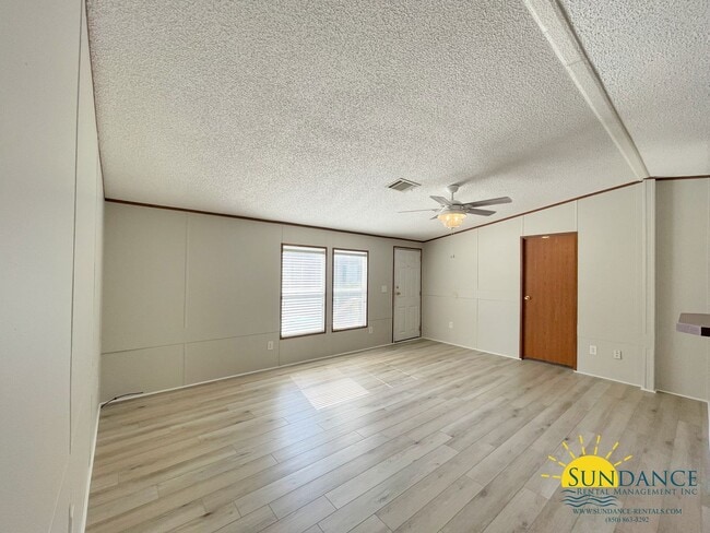 Building Photo - Great 3 Bedroom Mobile Home In Fort Walton Beach!