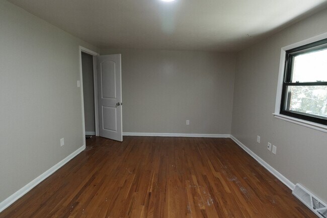 Building Photo - 2806 Isherwood Dr