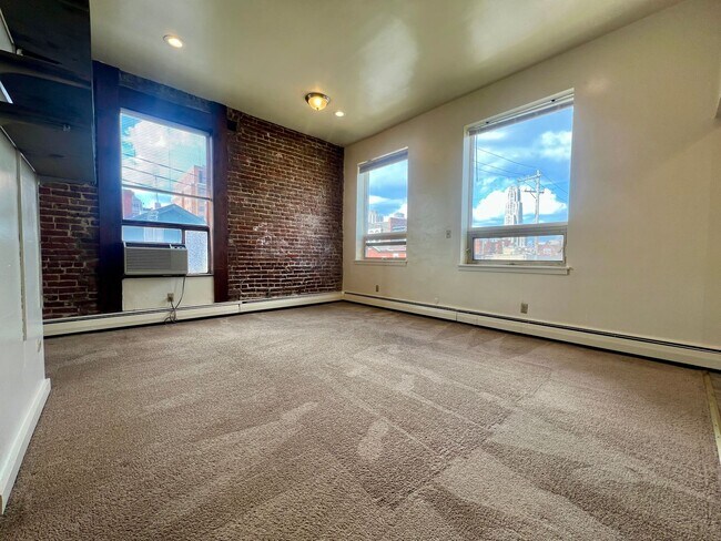 Foto del edificio - Super Spacious One Bedroom on Meyran Avenu...